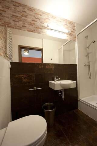 Хостелы Planet Hostel Варшава Номер эконом-класса с 6 кроватями и собственной ванной комнатой-1