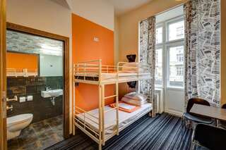 Хостелы Planet Hostel Варшава Номер эконом-класса с 6 кроватями и собственной ванной комнатой-2
