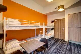 Хостелы Planet Hostel Варшава Номер эконом-класса с 6 кроватями и собственной ванной комнатой-3