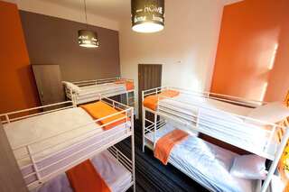 Хостелы Planet Hostel Варшава Номер эконом-класса с 6 кроватями и собственной ванной комнатой-4