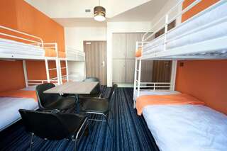 Хостелы Planet Hostel Варшава Номер эконом-класса с 6 кроватями и собственной ванной комнатой-5