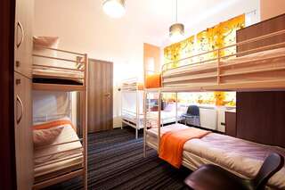 Хостелы Planet Hostel Варшава Номер эконом-класса с 6 кроватями и собственной ванной комнатой-6