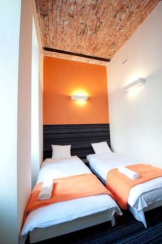 Хостелы Planet Hostel Варшава Двухместный номер с 2 отдельными кроватями и собственной ванной комнатой-4